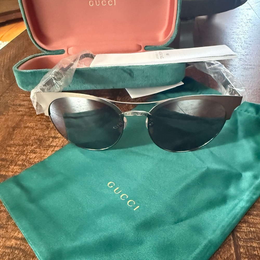 Gucci Silver and Black Sunglasses - Picture 6 of 6